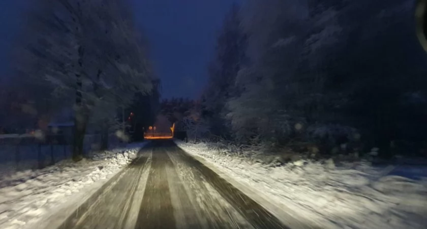 Alert IMGW: Silny wiatr i zawieje śnieżne we Włocławku i okolicach