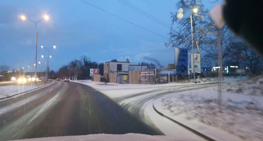 Zawieje i zamiecie we Włocławku. Jak wygląda sytuacja na drogach? [ZDJĘCIA, WIDEO]