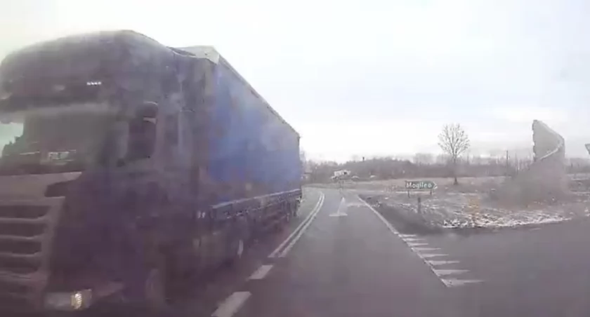 Region: Bryła lodu spadła z naczepy tira i uszkodziła samochód [VIDEO]
