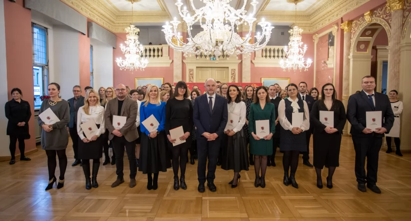 Pracownicy Urzędu Marszałkowskiego odebrali awanse [ZDJĘCIA]