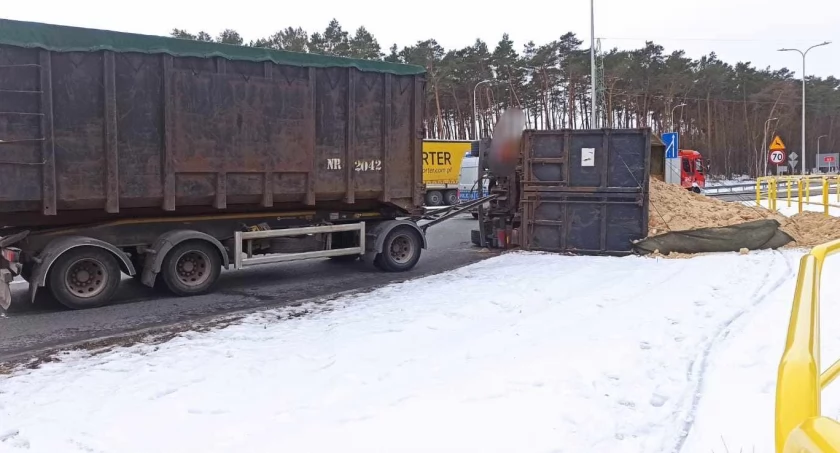 Ciężarówka przewróciła się na rondzie. Zablokowała pas ruchu w kierunku Brześcia Kujawskiego [ZDJĘCIA]