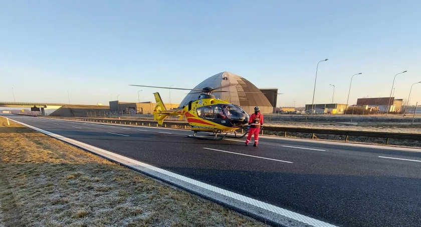 Samochód osobowy uderzył w bariery na A1 pod Włocławkiem. Lądował LPR [ZDJĘCIA]