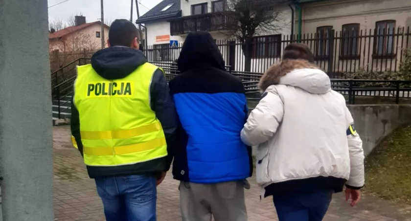 Z maczetą na policjantów w regionie [ZDJĘCIA]