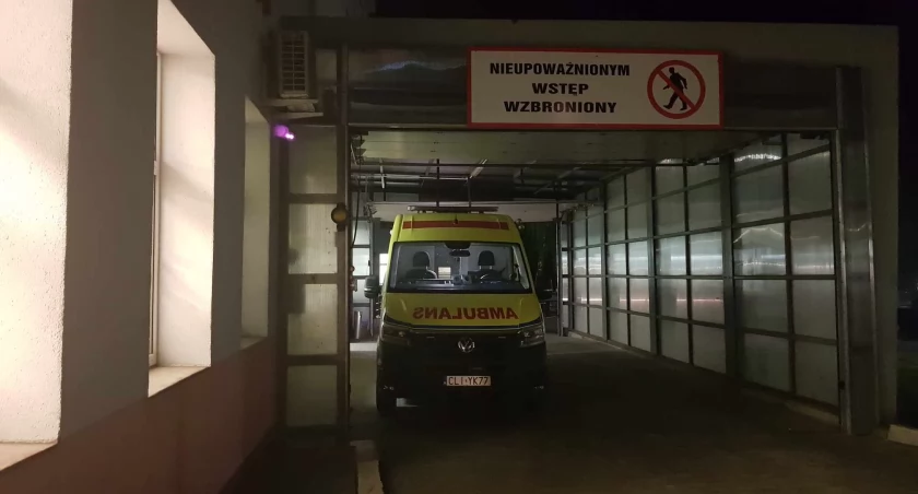 Włocławek: Przewożony karetką pacjent wypadł z wózka transportowego i doznał obrażeń. Policja szuka świadków