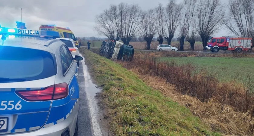 Wypadek autobusu w regionie. Wjechał do przydrożnego rowu [ZDJĘCIA]