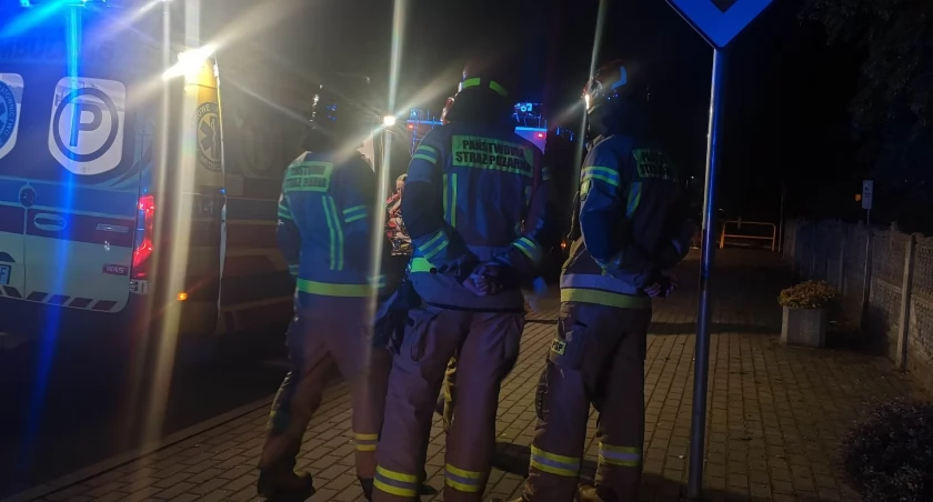 19-latek kierujący BMW uderzył w drugie BMW. Samochody wypadły z drogi. 2 osoby w szpitalu