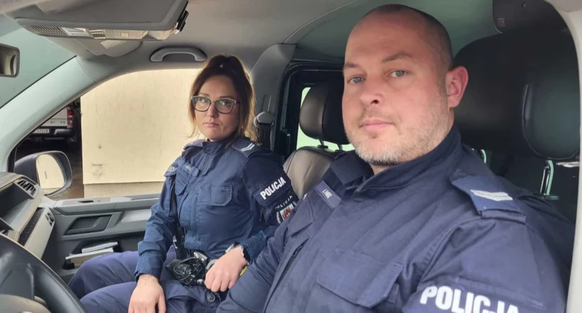 24 latka stała już przy otwartym oknie na 10 piętrze wieżowca. Patrol zapobiegł tragedii