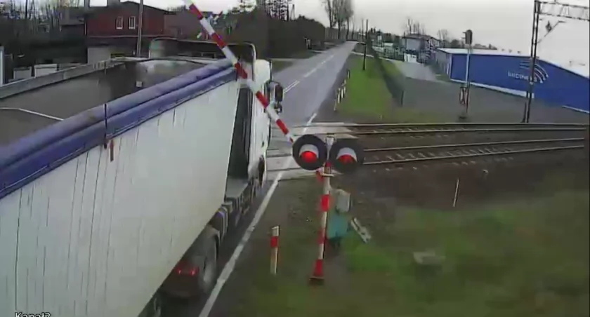 Honda i DAF wjechały na przejazd kolejowy przy opadających rogatkach. Nagrały to kamery [VIDEO]