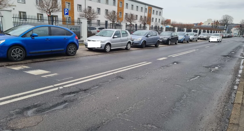 Dziura na dziurze. Tak wygląda ulica Ogniowa we Włocławku. Ogłoszono przetarg na naprawę pęknięć [ZDJĘCIA]