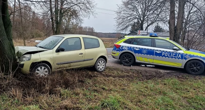Uciekał przed policją w regionie. Policjanci wyciągnęli go z bagna