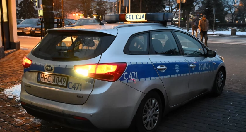 Wypadek we Włocławku. Piesza potrącona na chodniku.  Policja szuka świadków 