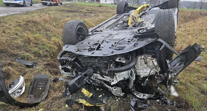 Tragedia wisiała w powietrzu. 42-latek wjechał autem wprost pod nadjeżdżający pociąg
