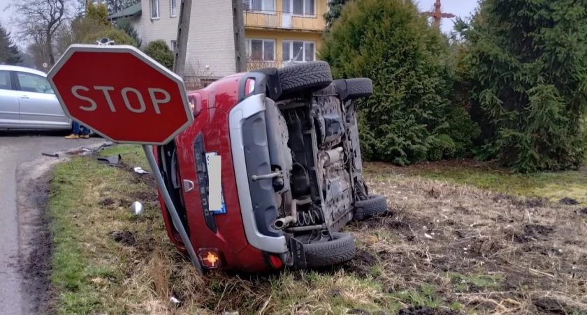 Zderzenie osobówek w regionie. 35 latka zlekceważyła znak STOP [ZDJĘCIA]