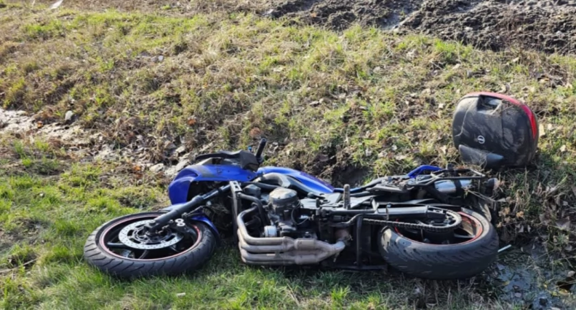 Wypadek w powiecie włocławskim. Motocyklista rozbił się w przydrożnym rowie [ZDJĘCIA]