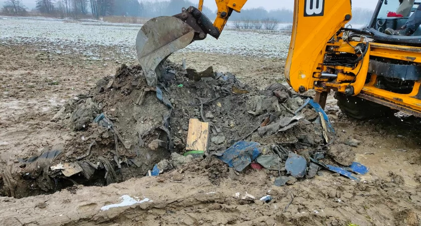 Ujawniono zakopane odpady z demontażu pojazdów na jednej z działek w regionie