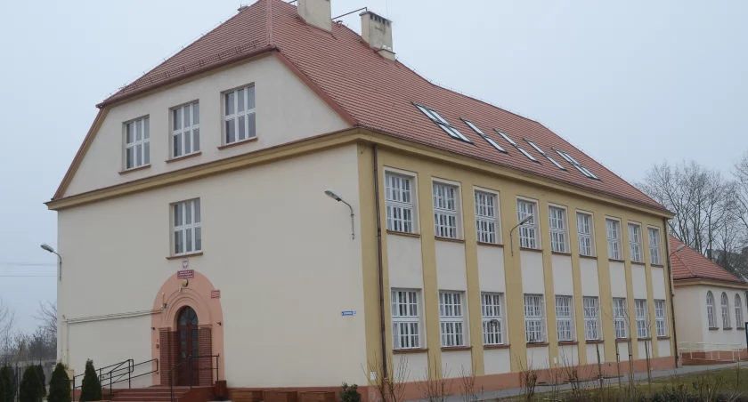 Znany raper Mezo w Brześciu Kujawskim. Wystąpi na 90 leciu ZS nr 2 i otwarciu nowej sali gimnastycznej [PROGRAM]