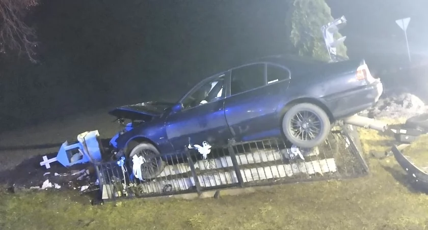 Najpierw wpadła do rowu potem wjechała w przydrożną kapliczkę
