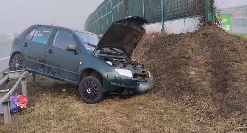 Rozbita Skoda na A1 pod Włocławkiem. Samochód uderzył w bariery energochłonne