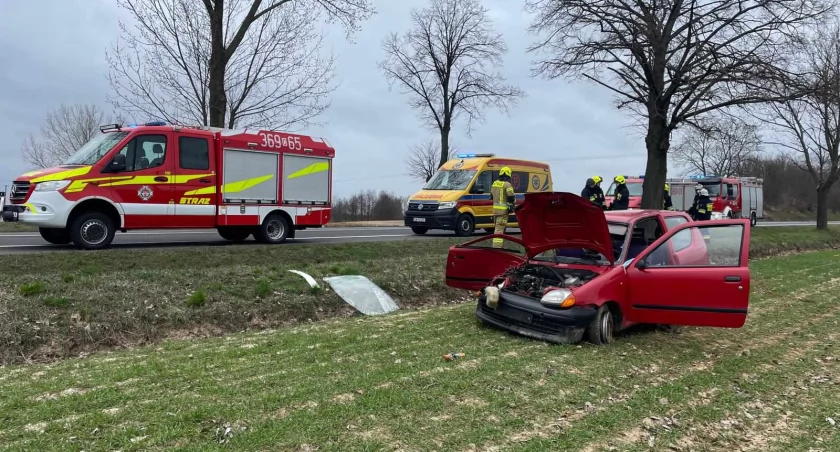 Auto uderzyło w drzewo w powiecie włocławskim. W akcji śmigłowiec LPR