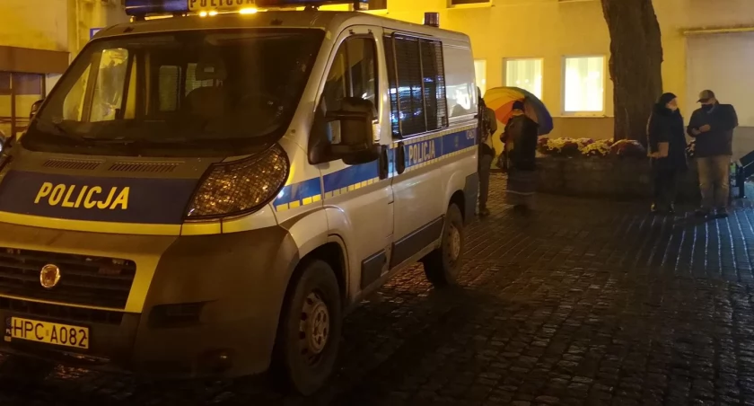 Napadał na sklepy we Włocławku. Był zamaskowany i żądał od ekspedientek wydania utargu
