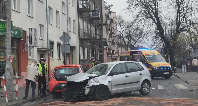 Wypadek w centrum Włocławka. Zderzenie samochodów osobowych [ZDJĘCIA]