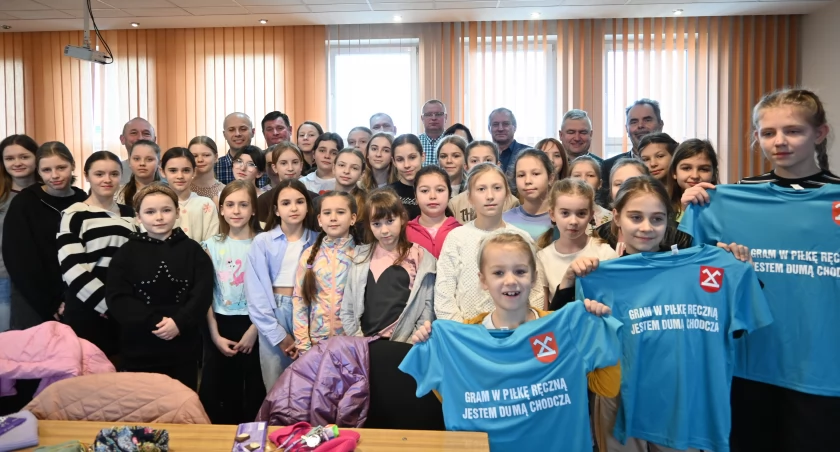 Piłkarki ręczne z Chodcza w barwach Junaka jadą na mistrzostwo województwa. Burmistrz wręczył koszulki