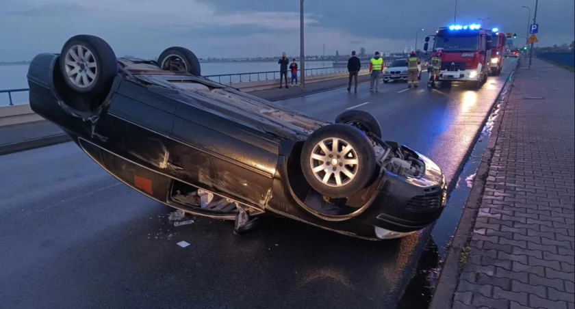 Volkswagen dachował we Włocławku. Na miejscu 2 zastępy straży [ZDJĘCIA]