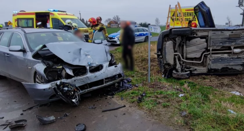 Siła uderzenia wywróciła auto [ZDJĘCIA]