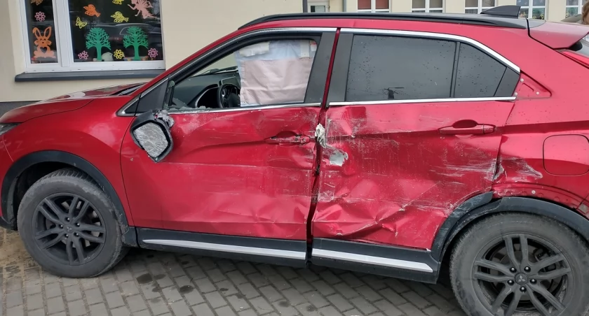 Zderzenie autokaru szkolnego  z osobówką w regionie [ZDJĘCIA]