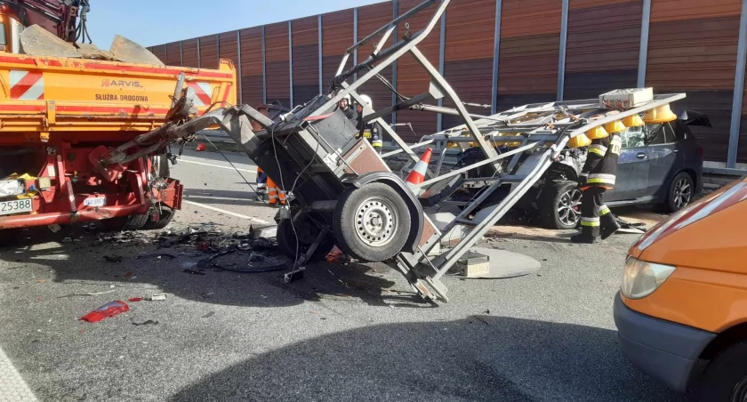 BMW wbiło się w przyczepę serwisową Służb Autostrady na A1 pod Włocławkiem [ZDJĘCIA]