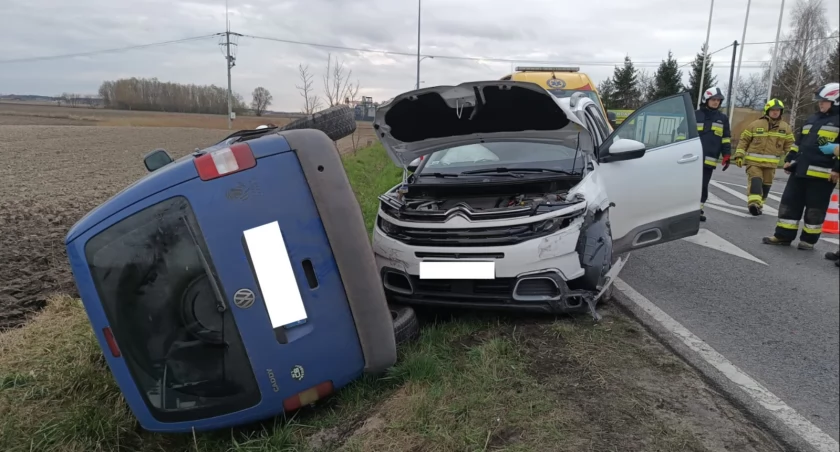 Wypadek w Fabiankach. Zderzyły się Volkswagen i Citroen [ZDJĘCIA]