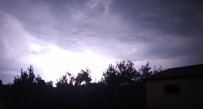 IMGW ostrzega. Nadchodzi gwałtowna zmiana pogody. Silny wiatr, deszcz i burze