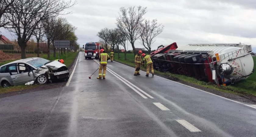 Zderzenie osobówki z ciężarówką w regionie [ZDJĘCIA]
