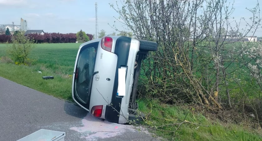 Wywrotka w regionie. 23 latek nie zapanował nad autem [ZDJĘCIA]
