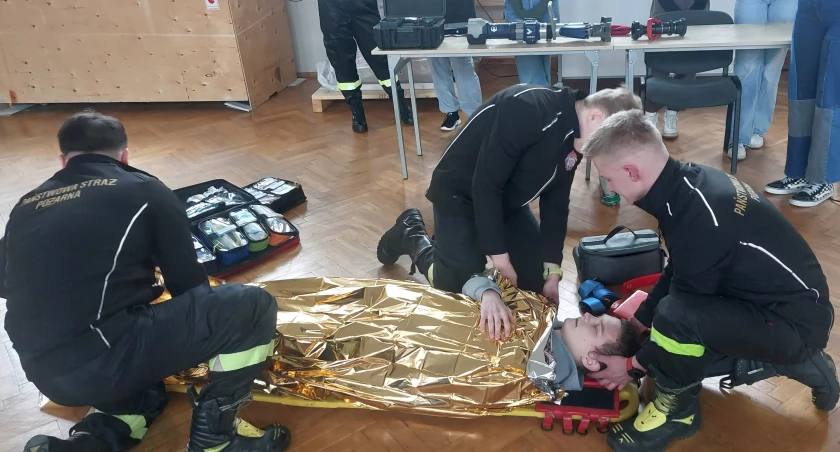 Ze strażakami na Ty 2.  Czyli Zespół Szkół Technicznych i Liceum sztuk Plastycznych we Włocławku w olimpiadzie Zwolnieni z Teorii