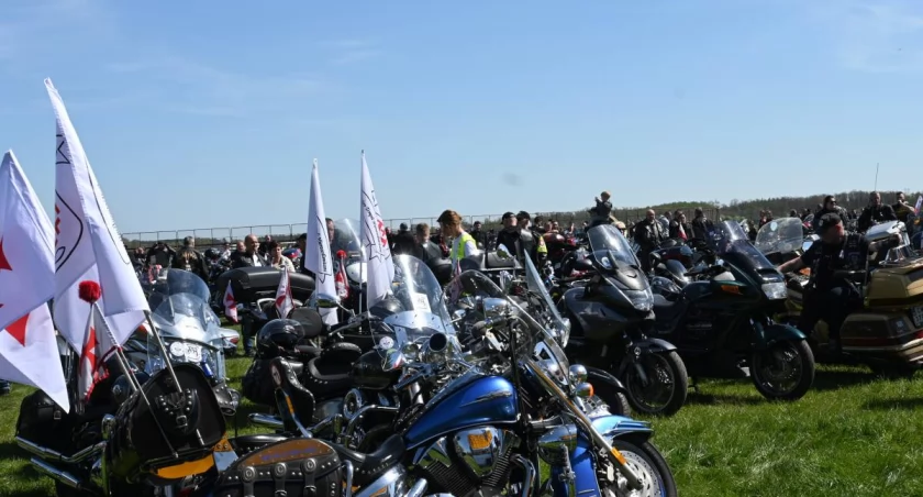 Majówka na lotnisku w Kruszynie. 25 kilometrowa parada motocyklowa, loty samolotem, skoki spadochronowe i koncert [PROGRAM]