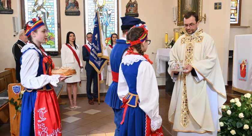 Szkoła w Wilkowicach ma już swoje imię i sztandar [ZDJĘCIA cz. 1, VIDEO]