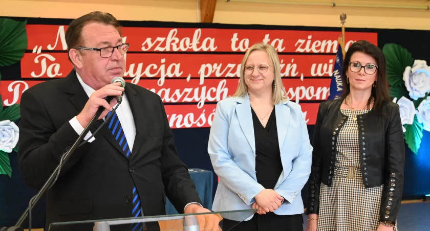 Szkoła w Wilkowicach ma imię i sztandar [ZDJĘCIA cz. 2, VIDEO]