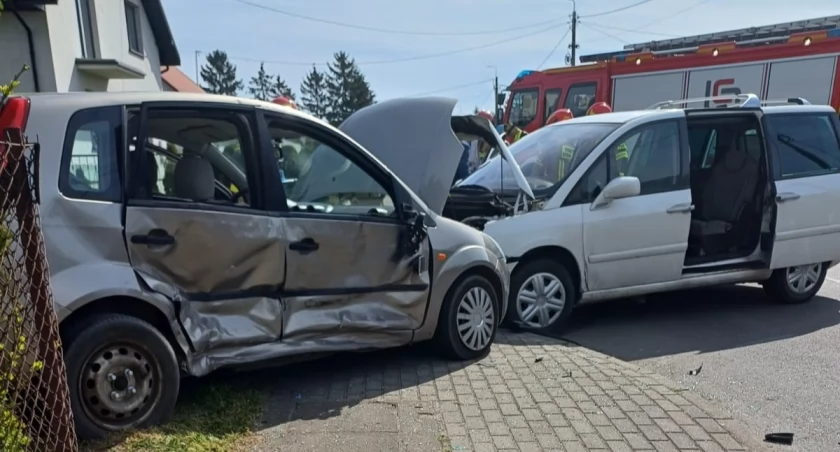 Groźny wypadek w regionie. Zderzyły się dwie osobówki [ZDJĘCIA]