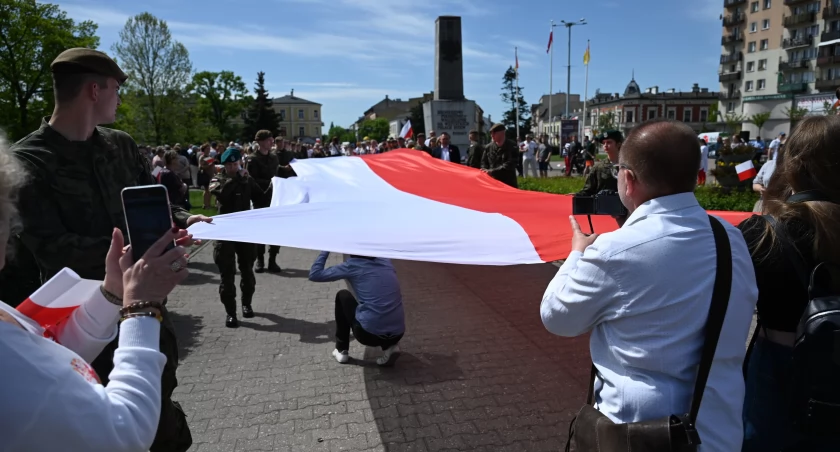Święto Flagi 2024 we Włocławku. Mieszkańcy przemaszerowali ze 100 metrową flagą [ZDJĘCIA VIDEO]