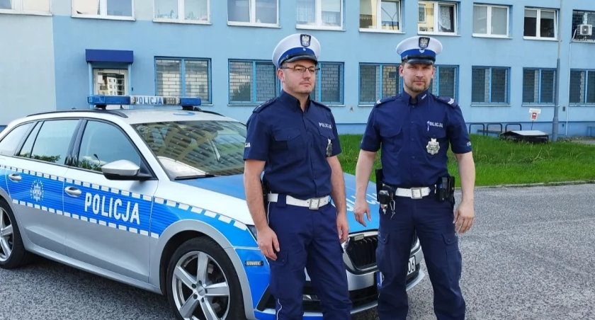 Nastolatek pilnie potrzebował opieki medycznej. Włocławscy policjanci pilotowali samochód do szpitala