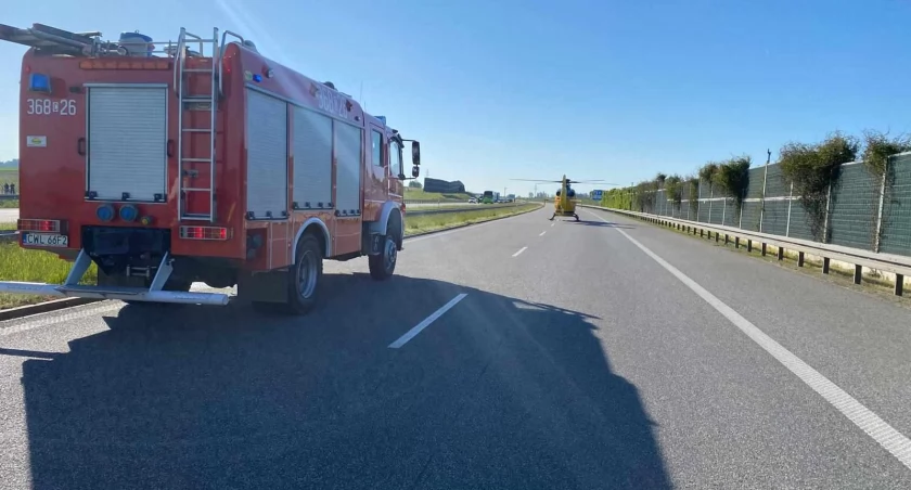 Osobówka zderzyła się z ciężarówką na A1 pod Włocławkiem. Lądował LPR. Droga zablokowana