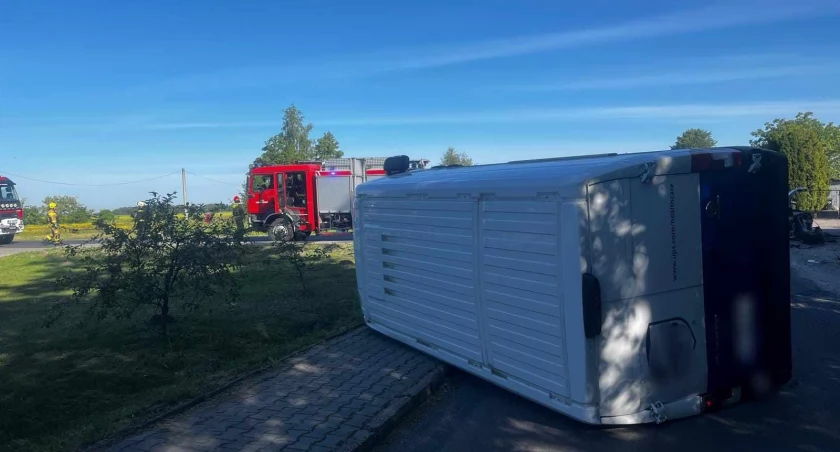 Osobówka zderzyła się z samochodem dostawczym w powiecie włocławskim. Droga zablokowana