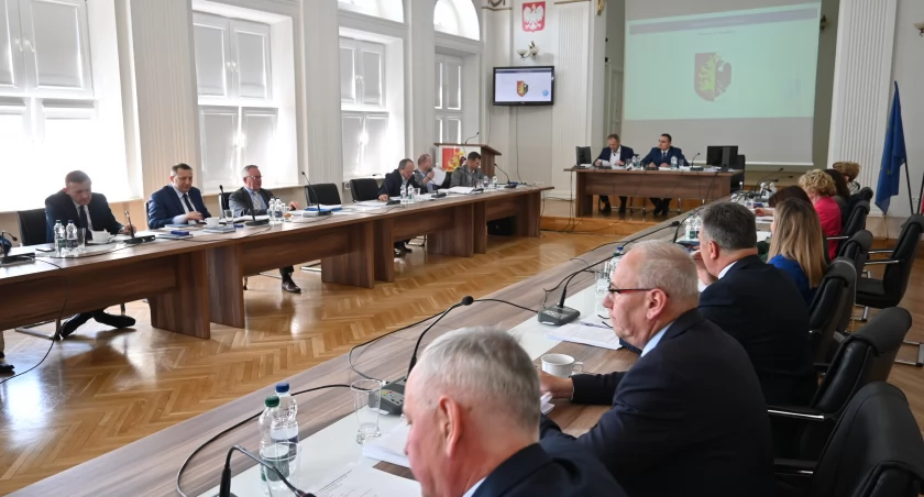 II sesja Rady Powiatu. Jakie diety mają radni, kto został wybrany na   przewodniczącego komisji?
