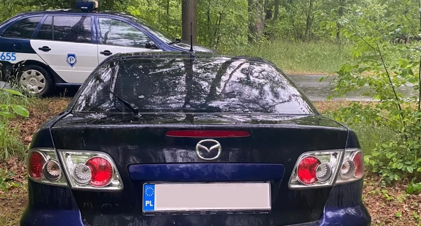 Mazda w rowie. Dwóch pijanych próbowało ją wyciągnąć