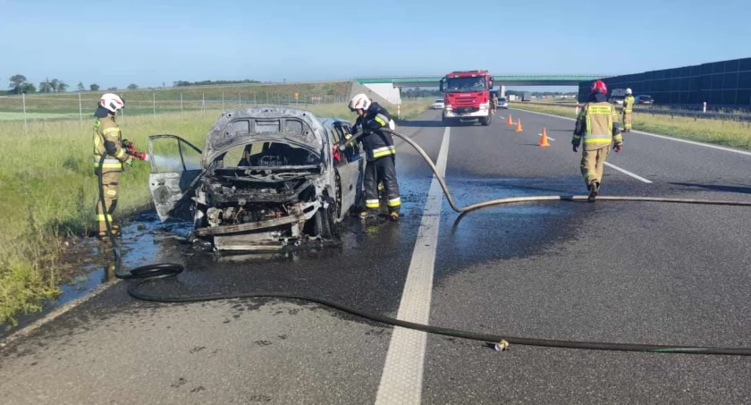Samochód spłonął na A1. Trzy jednostki straży w akcji 