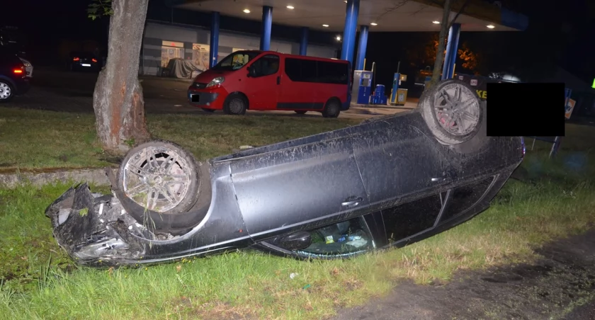 Pijany kierowca dachował w regionie. Jak się tłumaczył?