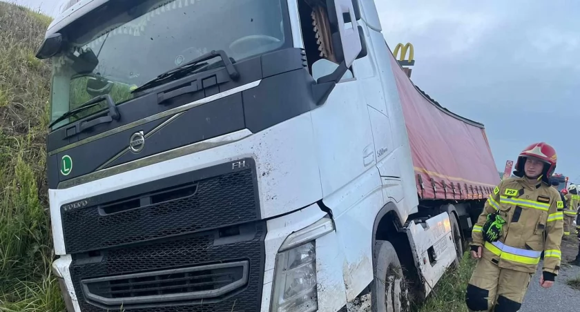 Ciężarówka z piwem  w rowie na A1 pod Włocławkiem 