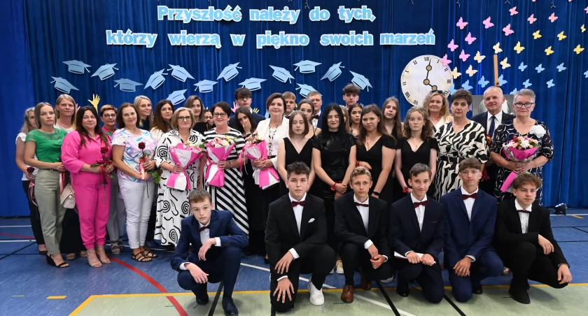 Pożegnanie uczniów klasy ósmej szkoły w Smólniku. Piękne podziękowania, niezapomniany występ i łzy wzruszenia [ZDJĘCIA]