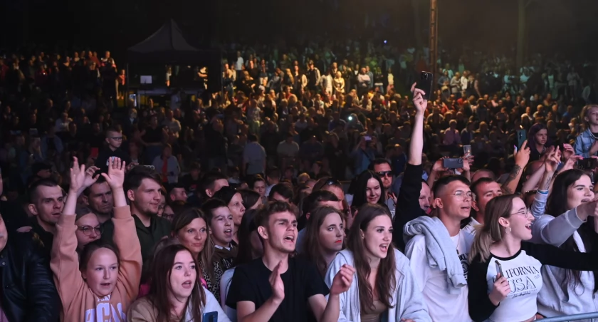 Tłumy na Kupale w Chodczu 2024. Mieszkańców bawili Selfie i Bayera [ZDJĘCIA]
